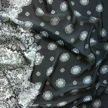 75D шифоновая ткань белый горошек и цветы черный фон позиционирования напечатаны с обеих сторон для одежды и шарфа CH1861