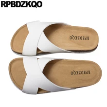 Пляжные кожаные шлепанцы на пробковой подошве; большие размеры 45; цвет белый, черный; модные шлепанцы без шнуровки; Дизайнерские мужские сандалии; коллекция года; сезон лето