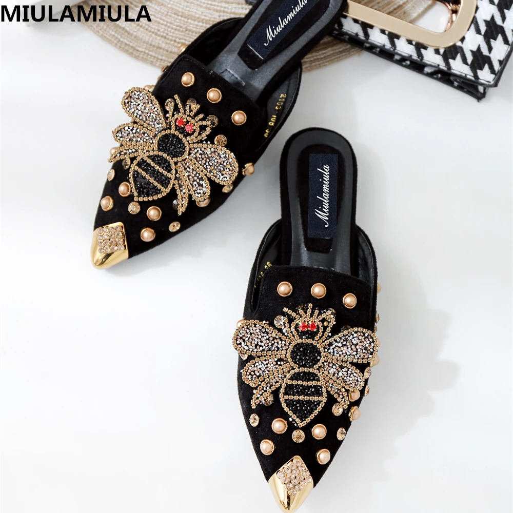 MIULAMIULA/брендовая Дизайнерская обувь, коллекция года, весенние роскошные женские шлепанцы на плоской подошве с заклепками, украшенные стразами и Пчелой, лоферы без застежки с острым носком, Вьетнамки, Размеры 35-40