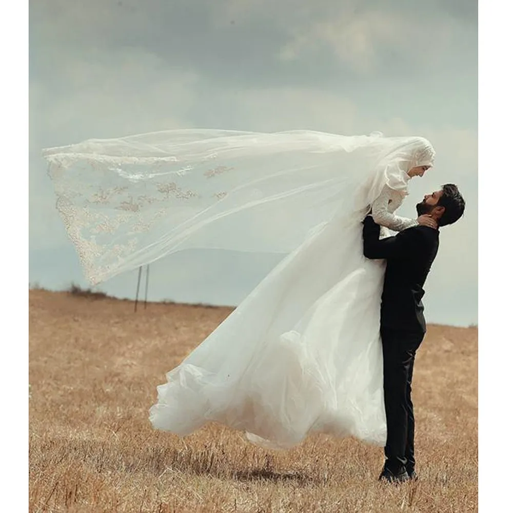 2016-High-Neck-Long-Sleeves-Wedding-Dresses-Muslim-Lace-Applique-Chapel-Train-Bridal-Wedding-Gowns-robes (4)