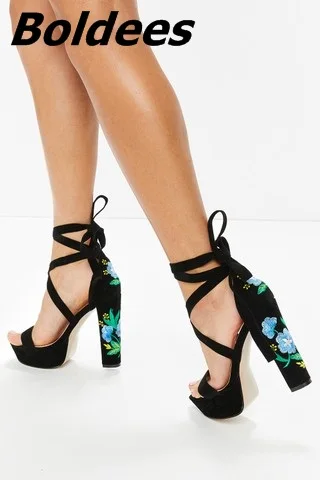 Женские Элегантные замшевые Босоножки с открытым носком на квадратном каблуке; Цвет Черный; стильные модельные босоножки с цветочной вышивкой на высоком массивном каблуке со шнуровкой; Лидер продаж