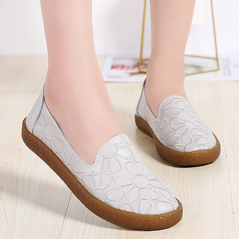

Hollow Leather Flats Women Breathable Summer Slip On Loafers Women Fashion 2019 White Moccasins Casual Ladies Shoes VT236