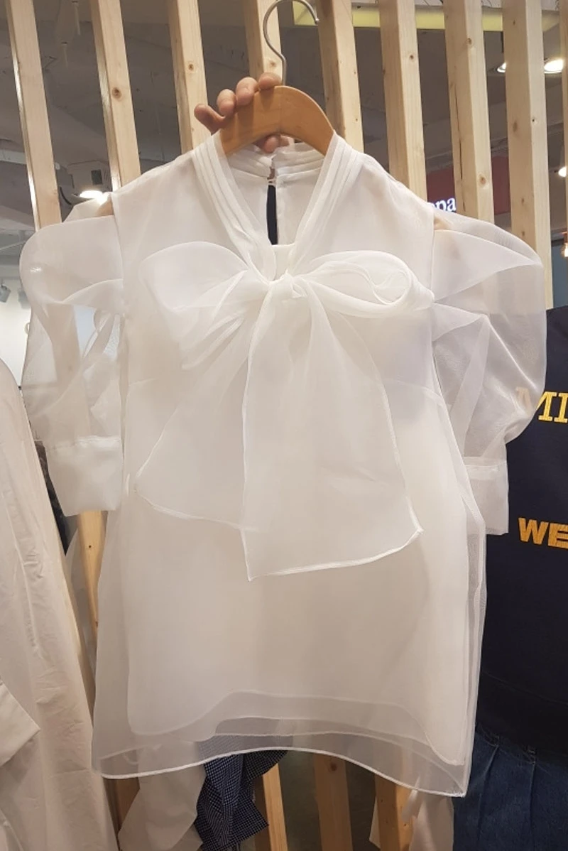 

2019 Spring and Summer Elegant Women Shirts Bow Decorative Mesh Short Sleeve Shirts O-Neck Puff Sleeve Solid Streetwear Shirts