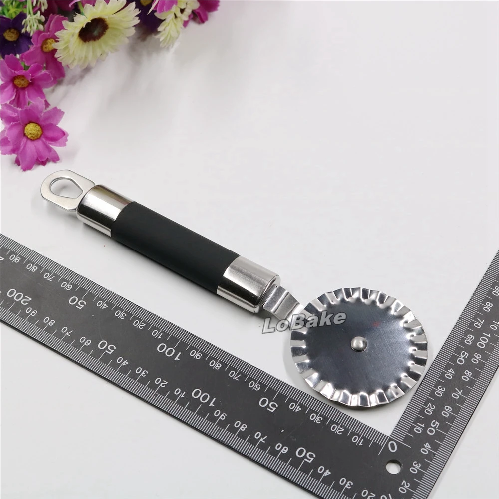 Latest 6cm diameter creative fluted knife wheel pizza cutter dough slicer silicone skidproof coating cooking kitchen tools