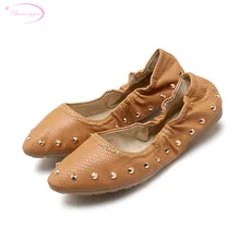 Chainingyee/Уличная обувь с круглым носком; мягкая обувь для путешествий; женская обувь на плоской подошве, с заклепками, без шнуровки, с резным узором; цвет черный, желтый, белый