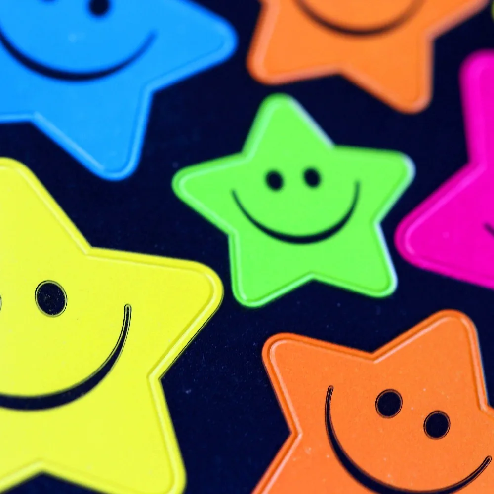 

136pcs/Pack High Quality 5 Color Reward Children Kids Cute Smiley Faces Star Emoji Teacher * Stickers New Design Toys Wholesale