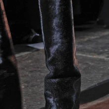 Популярные женские замшевые сапоги до колена на танкетке; женские сапоги для верховой езды с металлическим замком и пряжкой; рыцарские сапоги без шнуровки