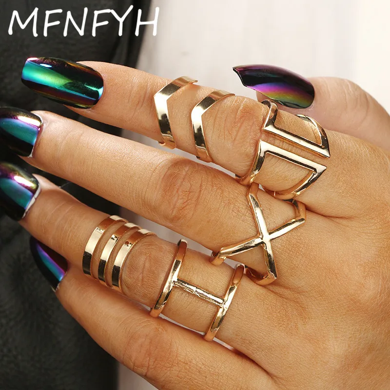 Стильные кольца. Модные золотые кольца. Кольцо на большом пальце. Формы колец на пальцы. Набор серебряных колец.