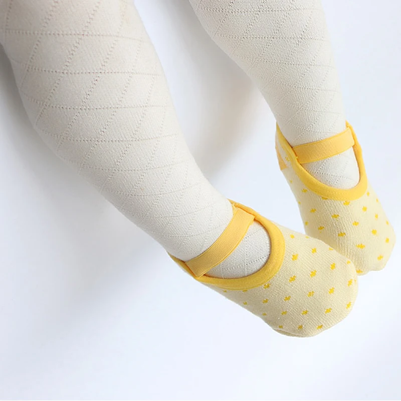 Новинка года, 1 предмет, носки для малышей Нескользящие нескользящие носки милый подарок на день рождения, хлопковые носки в горошек для новорожденных 5 цветов