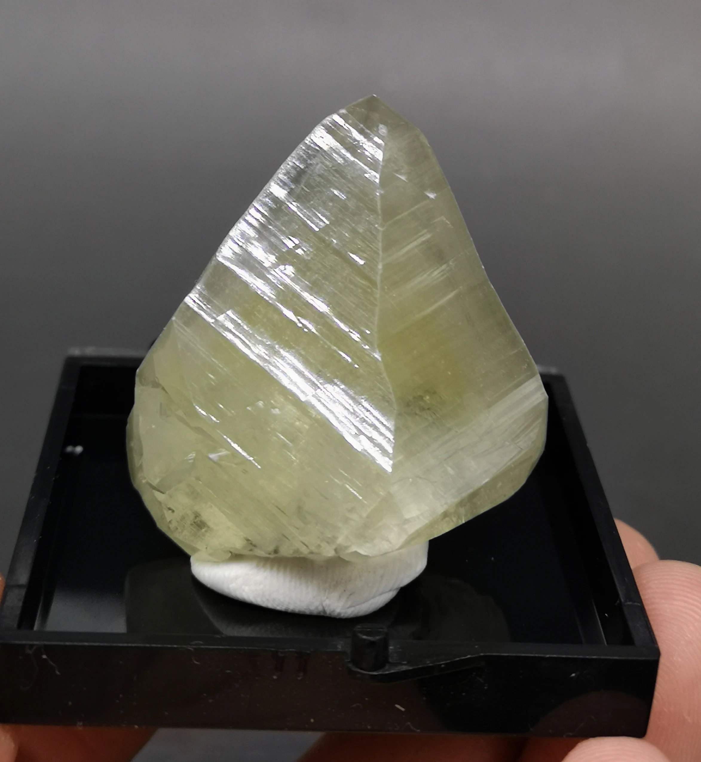 

100% Natural single crystal calcite mineral crystal specimen stone and crystal from China, send the box