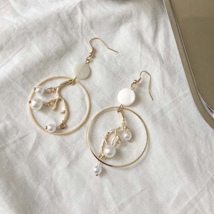 

2019 new brand design leaf shell stitching earrings minimalist generous creative gift earrings for women.