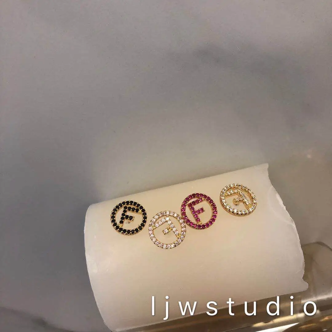

A pink F-letter water drill zircon micro-inlaid round mini-set simple temperament small earrings