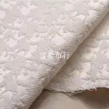 Ткань из жаккардовой вискозы молочно-белый фон с хаудстутом цена за 1 метр