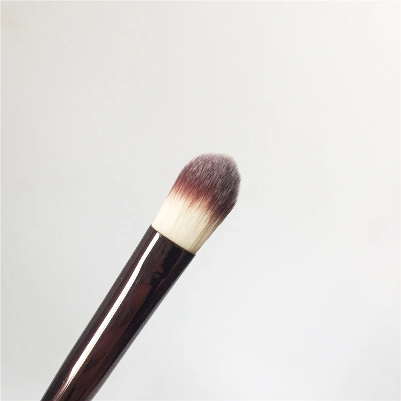 hourglass NO.8 Large Concealer Brush _ 3