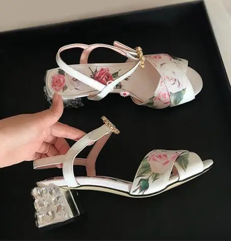 Qianruiti/Sandalias Mujer; коллекция года; сезон лето; свадебные туфли с прозрачными стразами и шипами; квадратный каблук; принт с розами; кожаные женские босоножки; цвет белый, розовый - Цвет: low heel