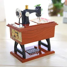 Miniaturas mecánicas de fiesta de navidad regalo de cumpleaños Mini máquina de coser estilo plástico Vintage caja de música pequeñas cajas de Música # LR3