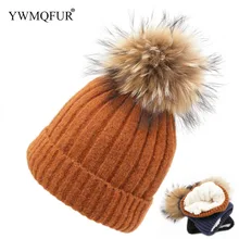 Толстые зимние женские головные уборы и теплая подкладка Вязаная Шерсть с настоящим шарик из меха енота шапки женские шапки с бесплатной доставкой YWMQFUR
