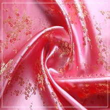 Высококачественная парча жаккард полиэстер розовый фон Золотой цветок сливы ткань для женщин платье салфетка в стиле пэчворк от 100x90