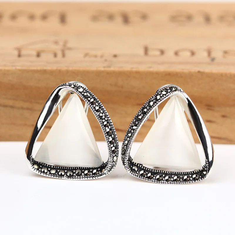 

Eas Oorbellen Ea Brincos Jiashun 925 Taiyin Retro Ear Button Clip Triangle Garnet Nail Fashion Jewelry Female Style