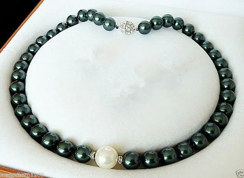 

Beautiful 10MM black & 12MM white ROUND PEARL NECKLACE 18 ''