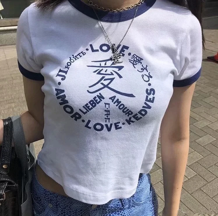Женская укороченная футболка с принтом Love и контрастной горловиной