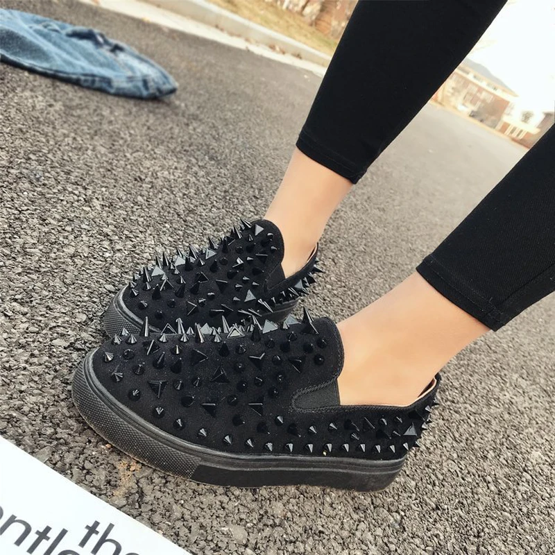 

2019 Spring Rivet Gold Platform Flats Slip On Solid Round Toe Creepers Lady Casual Women Loafers Fashion Flat Shoes XWD7365