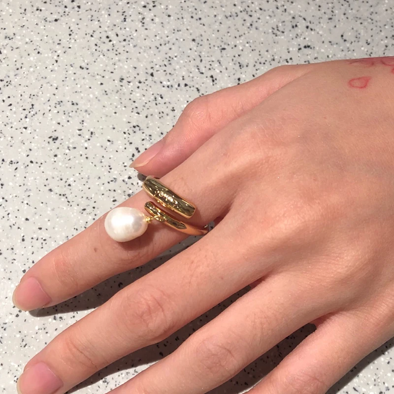 

The niche design Pearl open ring female can adjust the cold breeze Japanese style luxury net red ring