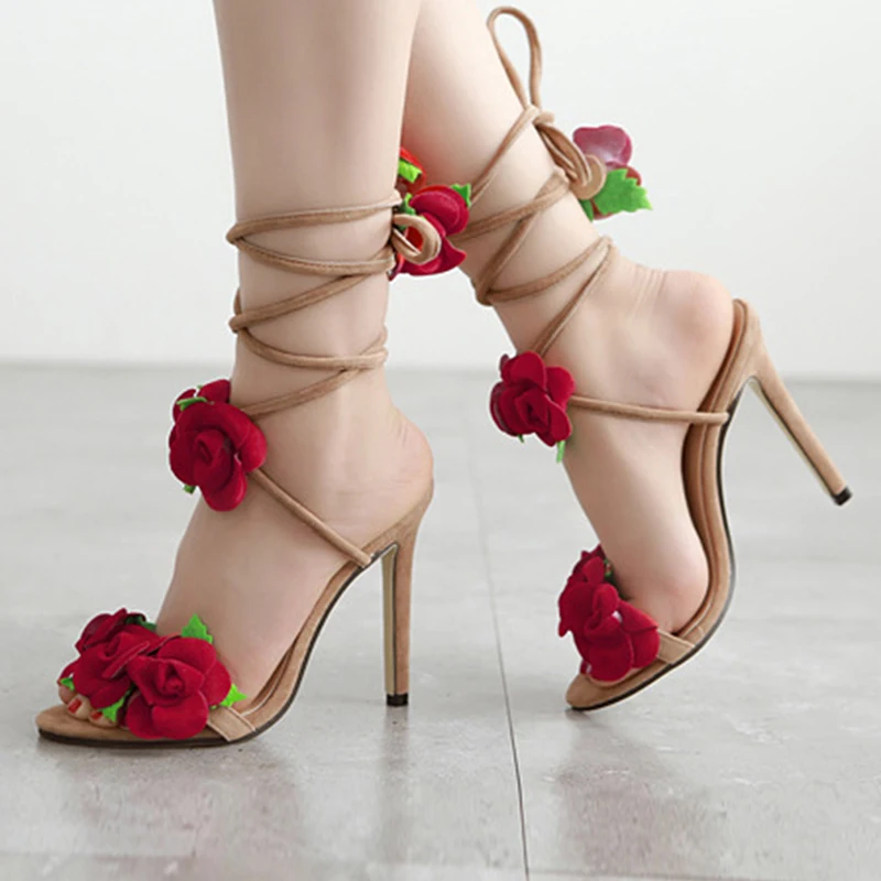 Босоножки на высоком каблуке с перекрещивающимися ремешками; женские туфли-лодочки; летние туфли на тонком каблуке со шнуровкой, украшенные розами; модные туфли с помпонами; De Femme