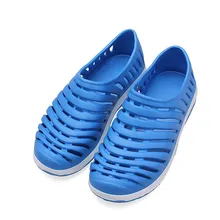 Heißer Licht gewicht hohle-heraus Slip Auf Sommer Strand Herren Hausschuhe Sandalen Neue Garten Flachen Männer Schuhe Atmungsaktive Bad sandalen