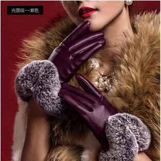 Зимние кожаные перчатки с помпонами для женщин Элегантный цвета красного вина кроличьего меха варежки теплые Guantes handschoenen - Цвет: purple