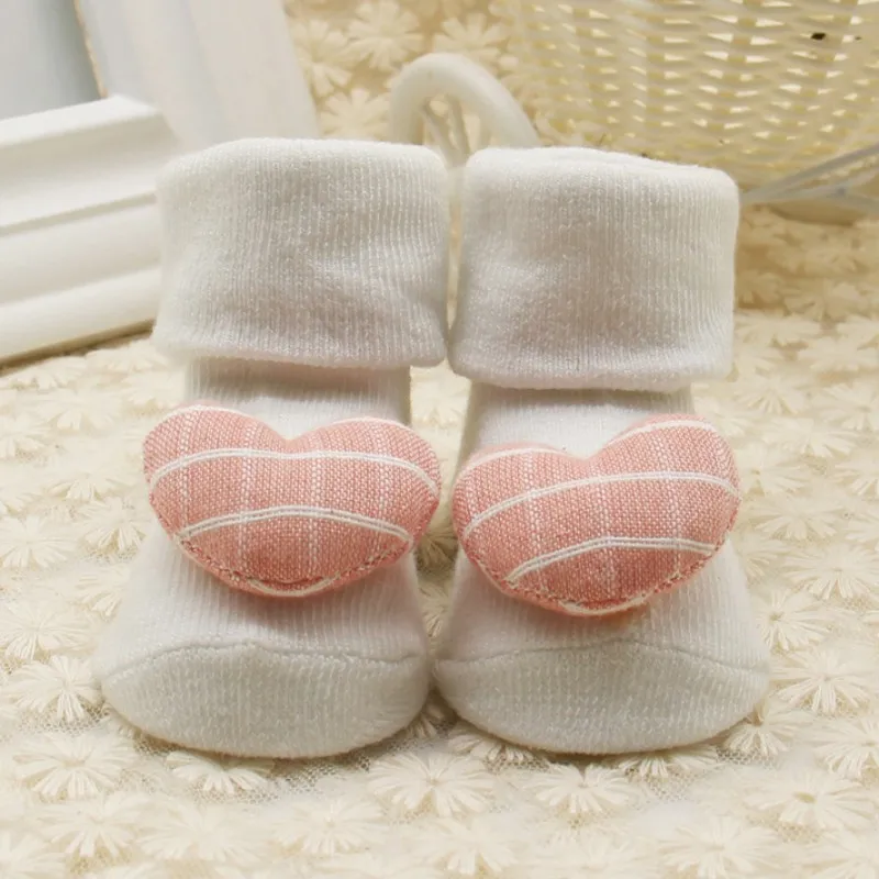 Милые хлопковые носки с сердечками для новорожденных; носки для маленьких принцесс; сезон лето-осень; случайная отправка