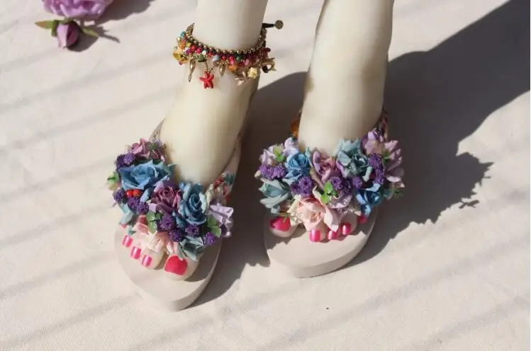 Тапочки женские модные пикантные летние губчатые босоножки с цветочным принтом очень плотная верхняя одежда нескользящая подошва с елочкой пляжная обувь