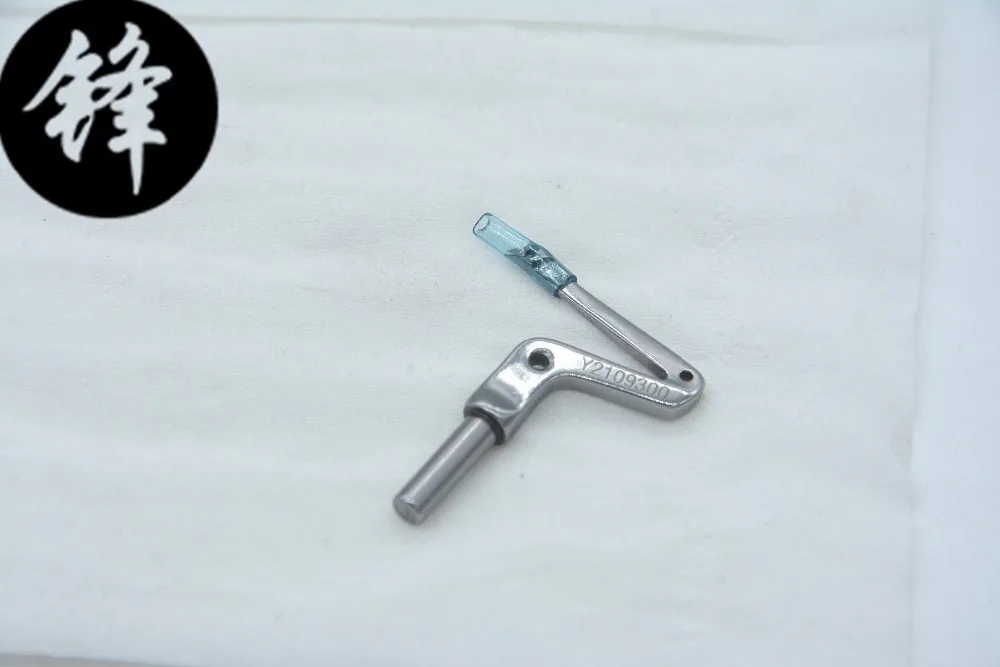 

2109320#A upper looper 2109300 lower looper Suitable for AZ8000 Curved needle bending of needles