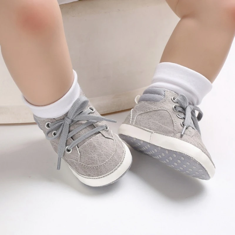 Новорожденные обувь для мальчика первые ходунки на шнуровке с Т-образным ремешком сплошной цвет повседневная детская обувь Нескользящая мягкая подошва теплая обувь 0-18 м