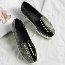 Новые блестящие Женские повседневные туфли из искусственной лакированной кожи на плоской подошве с жемчугом и бусинами; розовые женские лоферы; обувь на платформе; большие размеры 33-43