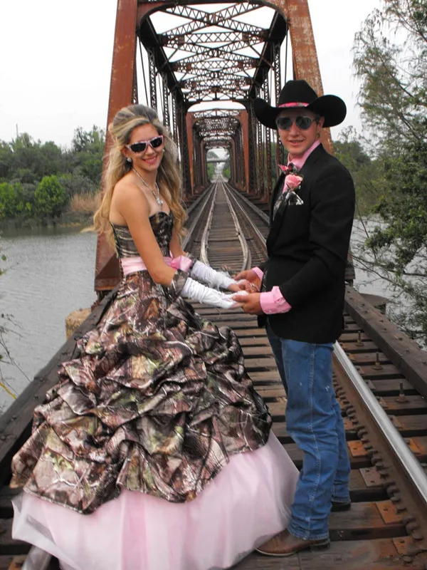 2017-hot-fashion-cowboy-country-a-line-camo-wedding-dresses-pleats-sexy-sweetheart-lace-up-back-bridal-gown-pink-lining-bow-sash-ba2054 (1)_