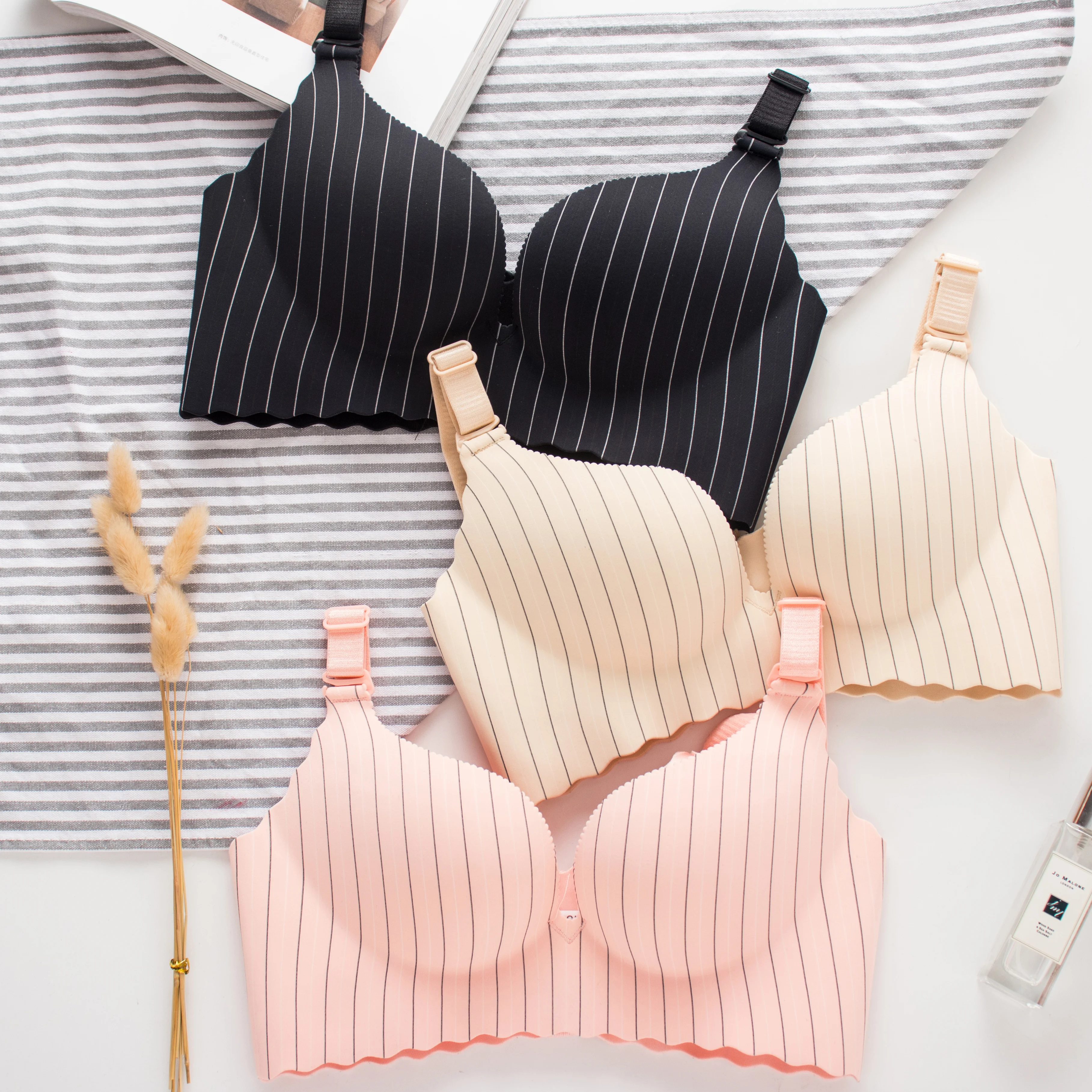 

New one-piece vertical striped bra no trace comfortable girl gathered no steel ring thick underwear push up lingerie