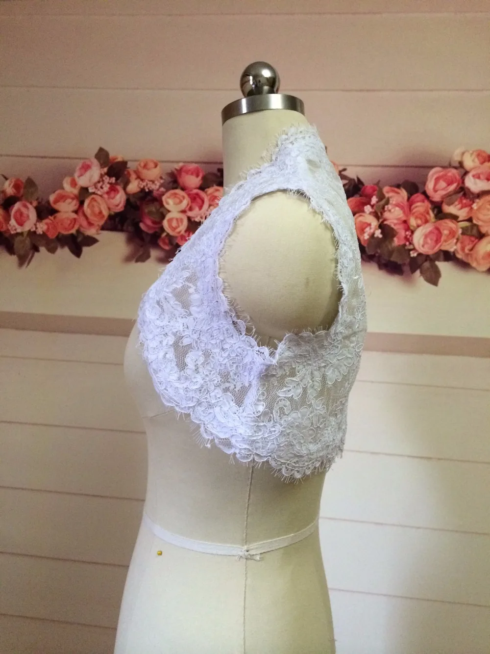 Evening Dresses Coat Bridal Jackets Capes 3/4 Long Sleeves Black Lace Wedding Boleros Shrug Feel Romantic Keyhole Back Bride Evening Dresses Coat Bridal Jackets Capes 3/4 Long Sleeves Black Lace Wedding Boleros Shrug Feel Romantic Keyhole Back Bride