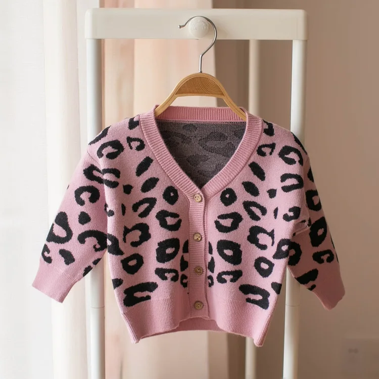 Коллекция года, весенние детские свитера с леопардовым принтом для малышей Детская одежда унисекс с v-образным вырезом вязаный кардиган для маленьких мальчиков и девочек, свитер, пальто