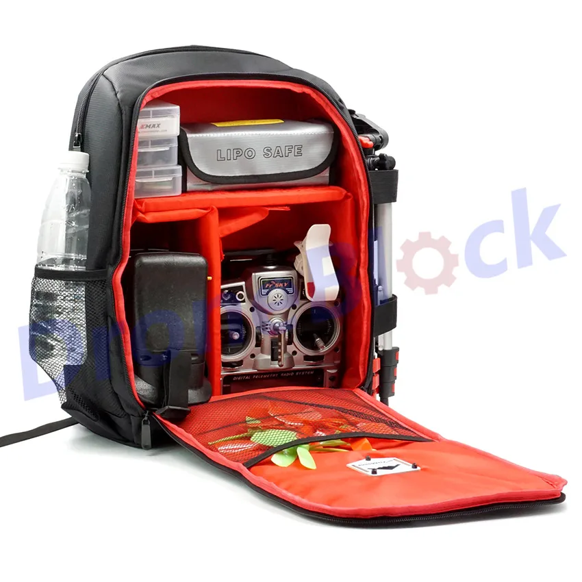 Vue détaillée de la housse imperméable du sac à dos pour drone, protégeant l'équipement des intempéries.