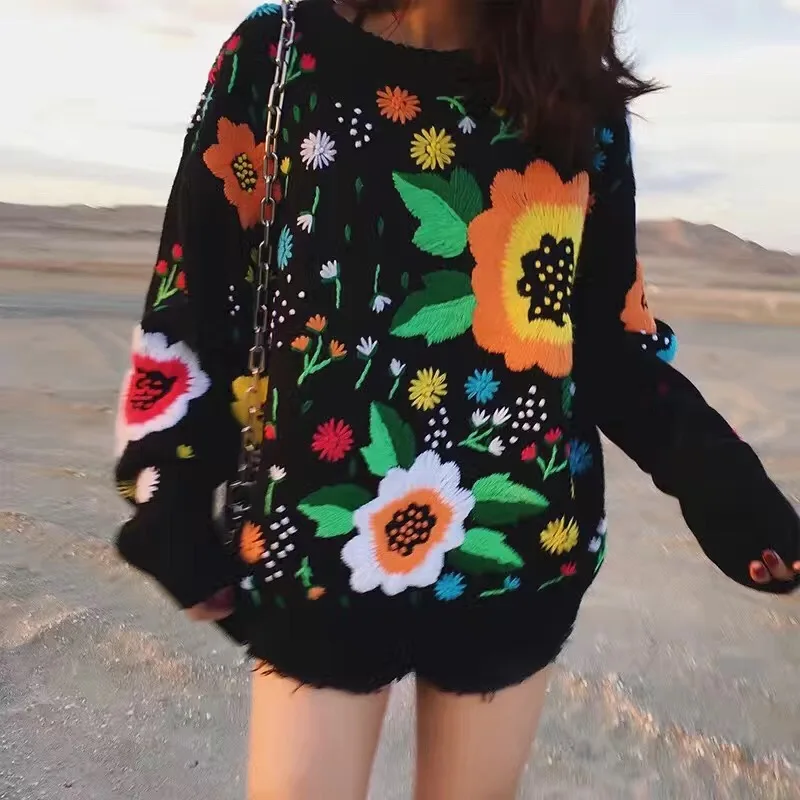 

2017 Autumn and winter the new European and American retro tide licensing loose weaving flowers embroidery sweater