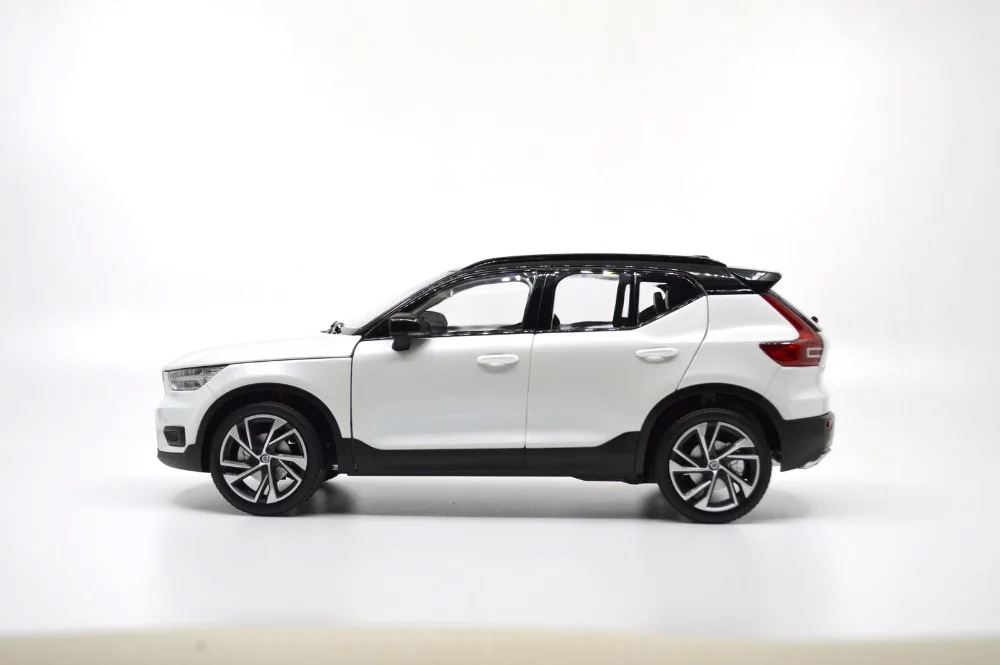 1/18 1:18 весы Volvo XC40 2018 белый Статический Моделирование литья под давлением модель