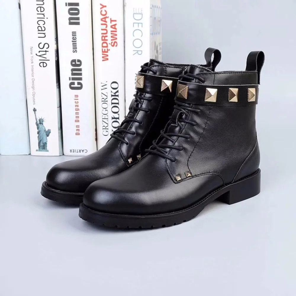 

2018 women's autumn new leather flat boots shorts casual rivet Martin boots trend wild motorcycle women's boots