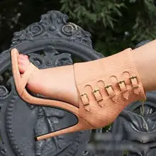 Пикантные черные сапоги золотистые кожаные Туфли с ремешком и пряжкой Римские сандалии Для женщин вырез открытый носок печати кожаный