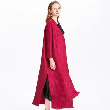 

Flexible large-size long jacket with folds and horizontal pleats