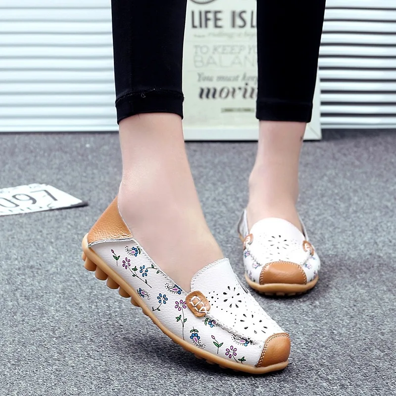 

Size 35-44 Soft Leather Women Casual Flat Shoes Summer Breathable Sandals 2019 Spring And Autumn Mother Shoes Flowers Cut out Tw