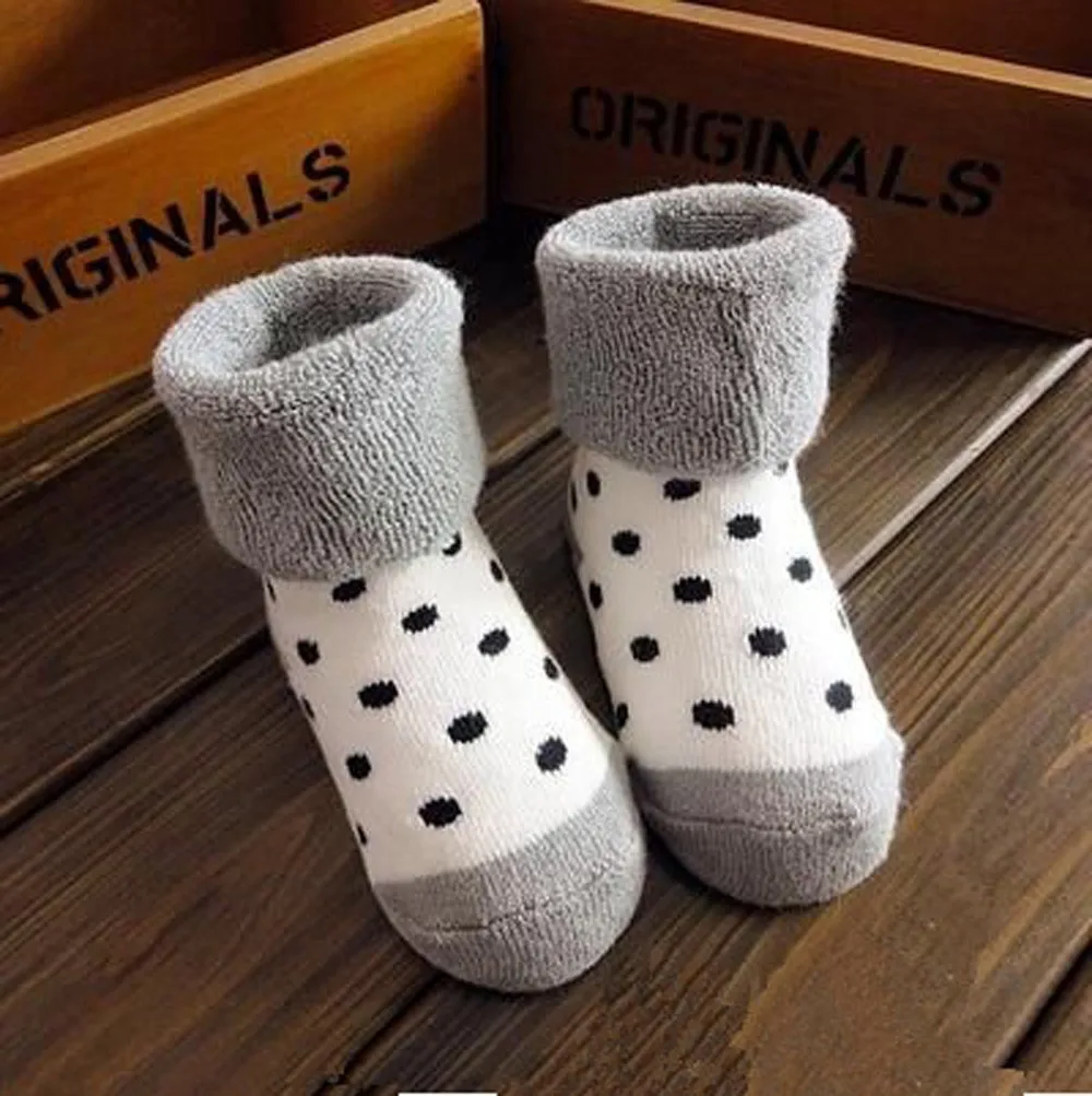 Носки для маленьких мальчиков и девочек коллекция года, модные теплые носки для малышей милые детские Нескользящие носки в горошек хлопковые носки нескользящие вязаные теплые носки