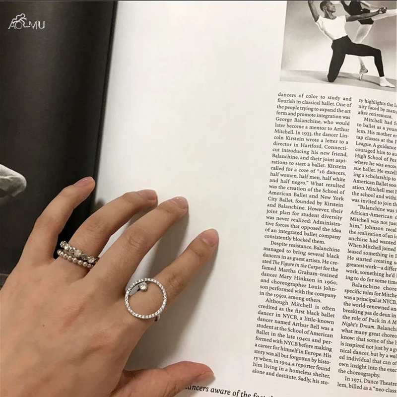 

AOMU Fashion Crystal Rhinestones Ring For Women Jewelry Geometric Round Hollow Ring Street Shoot Accessories Ring