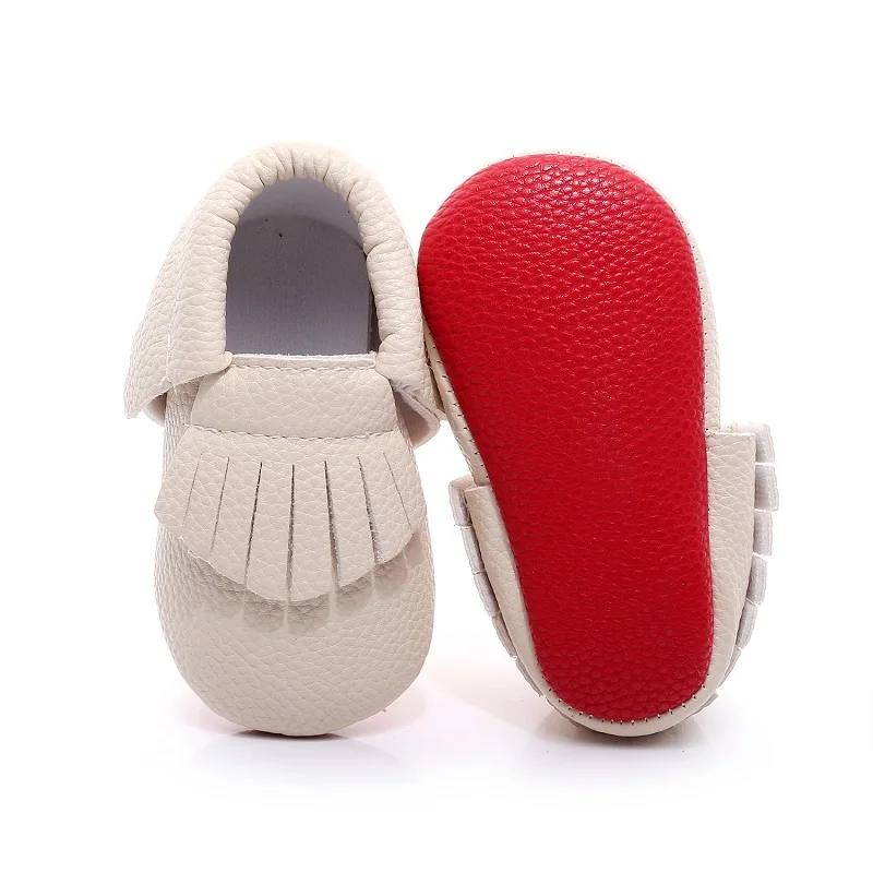 Мокасины для новорожденных мальчиков и девочек с красной подошвой из искусственной кожи; мягкая обувь с бахромой на мягкой подошве; нескользящая обувь - Цвет: beige
