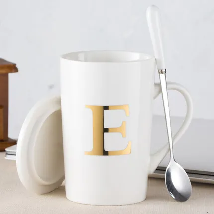 Креативная 26 Английских Букв кружка с крышкой Ложка офисная чашка для воды костяного фарфора Пара кофейная чашка молоко чайная чашка кружка фарфоровая - Color: E